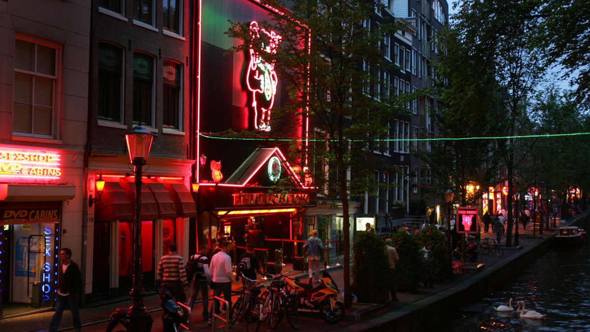 Amsterdam brojí proti mladým opilým Britům. Radnice chce změnit obraz města